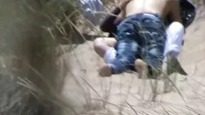 Fiona Frost tar nakenbilder med kompisens bror innan hon knullar hans sexfilmer hjärna i soffan