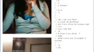 Hustrun Rebecca Blue jävlas i soffan med sexfilmer på nätet sin petite