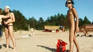 Chloe Lamour får Monika Fox att spruta innan de båda är DPd i Poolside Orgy GP2076 free sexfilmer