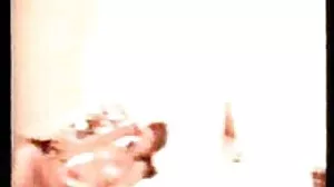 MILF Alice Chambers får erotiska sexfilmer sina analrör upptäckts