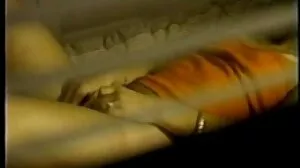 Lekfull brunett sexfilmer med kändisar lockar blygsam kille till het snabbis