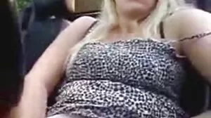 Ellie blir en stygg tonåring under sexfilmer med äldre damer karantän