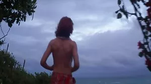 Keely kapitulerar för sina gamla sexfilmer känslor
