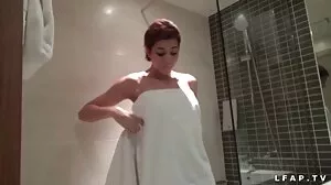 Kåta sexfilmer med kändisar rödhåriga MILF Lacey Lenon tar hämnd på exet genom att knulla poolrengöringen GP2066