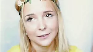 Kiley Jay jävlas i sängen med sina små sensuella sexfilmer bröst